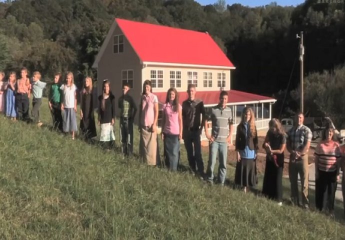 Par je pozirao sa svojih 18 djece i pokazao u koliko maloj kući svi zajedno stanuju (VIDEO)