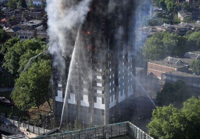 NEZAPAMĆENA TRAGEDIJA, VIŠE LJUDI IZGUBILO ŽIVOTE: Pogledajte kako izgleda gašenje katastrofalnog požara u Londonu (FOTO)