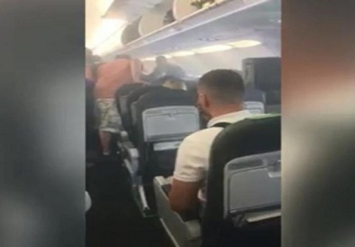  Panika u avionu: 'Vrištali su i plakali, vidio sam samo dim' 