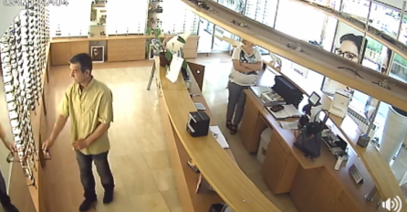 PREPOZNAJETE LI OVOG MUŠKARCA? Ukrao naočale naočigled sigurnosne kamere (VIDEO)