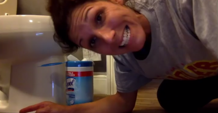 OVO MORATE VIDJETI: Kako izgleda kada mama objašnjava sinovima kako se koristi WC (VIDEO)