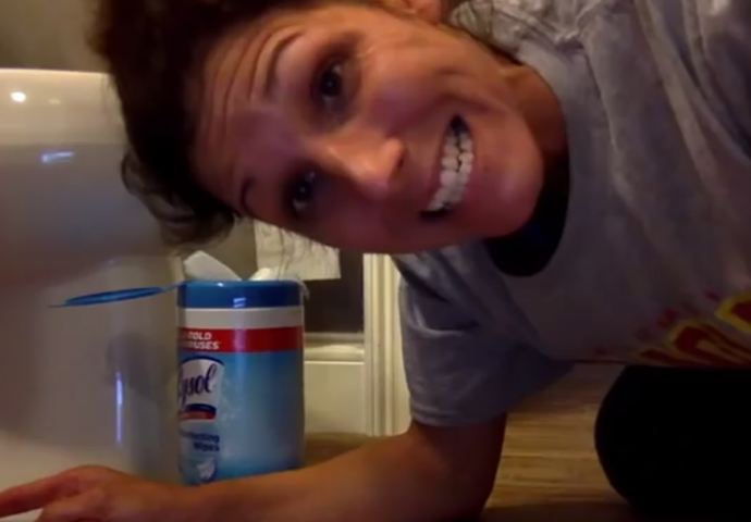 OVO MORATE VIDJETI: Kako izgleda kada mama objašnjava sinovima kako se koristi WC (VIDEO)