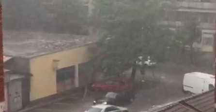 ULICE POPLAVLJENJE: Jako nevrijeme pogodilo Bihać, obilna kiša i grad izazvali probleme