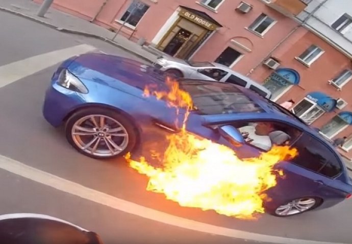DRAMA: Zapalio se u toku vožnje, a vozač je uradio nešto nevjerovatno! (VIDEO)