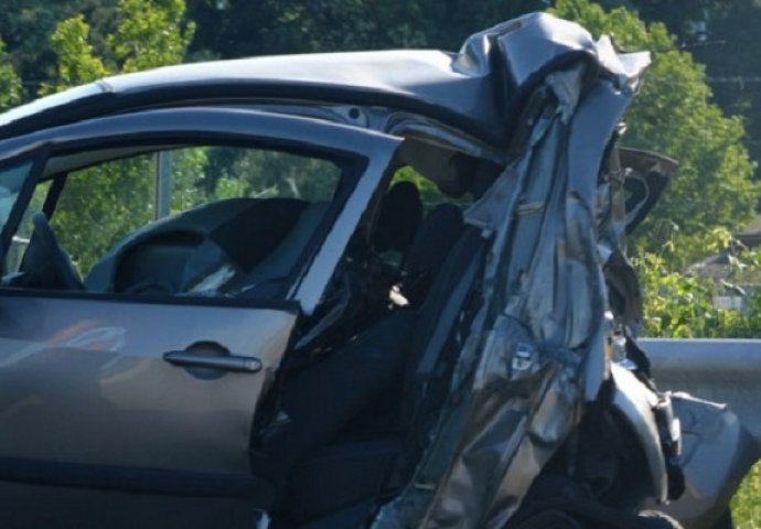 Snimak jezive nesreće: Od automobila ostao samo gepek, tijelo jedva izvučeno iz vozila (VIDEO)