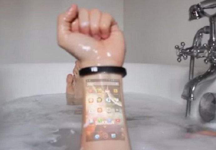 Ovo je nevjerovatno: Mobitel mu je ispao u kadu i pokvario se, no dobro pogledajte njegovu ruku! (VIDEO)