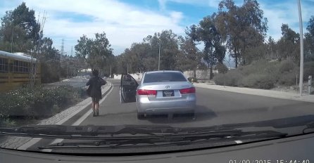 Iz čista mira je napustila svoj automobil u punoj brzini na autoputu, pogledajte šta se dogodilo u nastavku (VIDEO)
