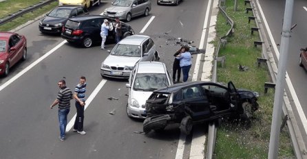 STRAVIČAN LANČANI SUDAR: Ima povrijeđenih, na putu velika gužva!