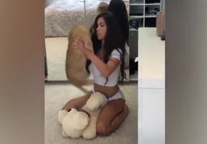 Zgodna ruska manekenka u ruke uzela mladunče lava: Da je znala da će joj se ovo desiti, nikada to ne bi uradila! (VIDEO)