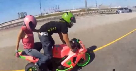 Ludi bajker i još luđa djevojka: Ono što rade ovo dvoje na motoru nije sa ovog svijeta! (VIDEO) 