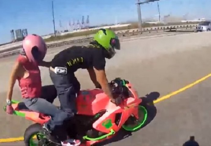 Ludi bajker i još luđa djevojka: Ono što rade ovo dvoje na motoru nije sa ovog svijeta! (VIDEO) 