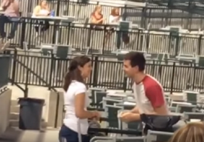 Blam godine: Zaprosio djevojku na stadionu a ona ga hladno iskulirala (VIDEO)