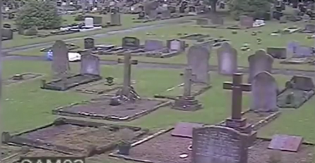 Radnik na groblju pregledao snimak nadzorne kamere, nije mogao vjerovati očima šta će se pojaviti na 0:11! (VIDEO)