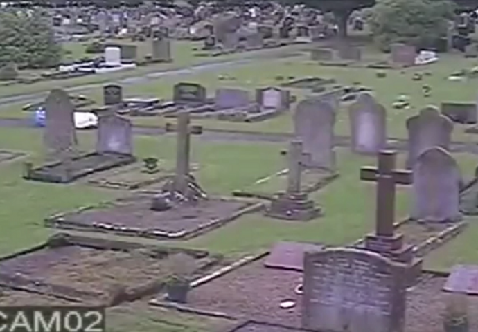 Radnik na groblju pregledao snimak nadzorne kamere, nije mogao vjerovati očima šta će se pojaviti na 0:11! (VIDEO)