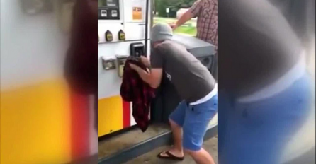 Došao je na benzinsku pumpu da natoči gorivo, no umjesto goriva tamo ga je dočekalo ovo (VIDEO)