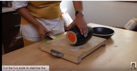 Evo kako da brzo očistite lubenicu od košpica (VIDEO)