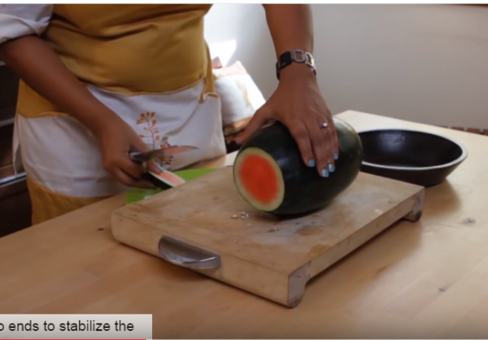 Evo kako da brzo očistite lubenicu od košpica (VIDEO)