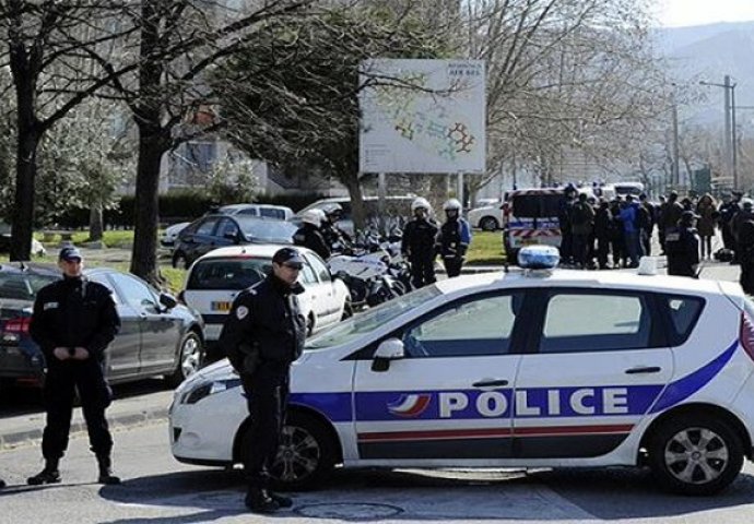 DRAMA U PARIZU: Napadač se zaletio u policiju, blokirana Jeliseljska polja