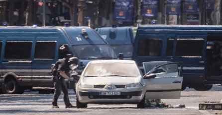 Pariz: Vozač automobila koji se zabio u policijski kombi mrtav, istražuje se je li riječ o terorizmu