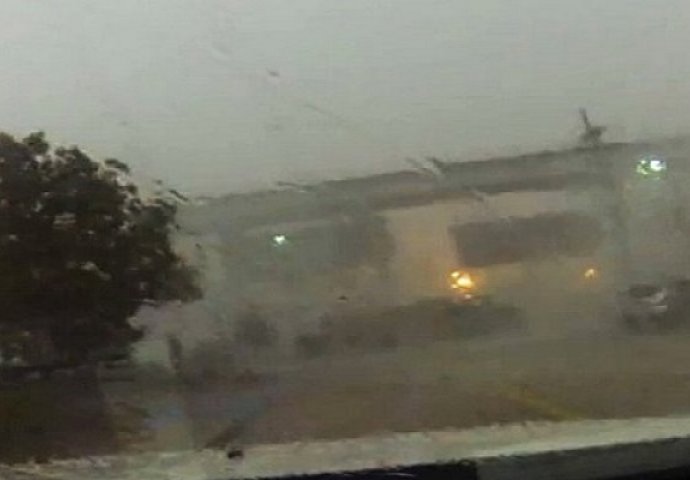 Vozač voza odbio da se zaustavi tokom velike oluje, a onda se dogodilo nešto zastrašujuće! (VIDEO)