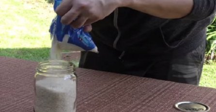 Istresao je kesu riže u staklenu teglu, a onda je napravio nešto genijalno za vašu kuhinju (VIDEO)