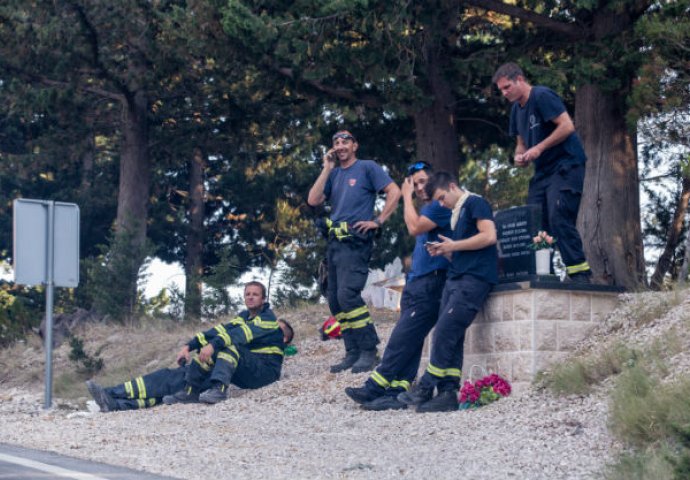 OVO SU HEROJI: Evo kako odmaraju vatrogasci u pauzi gašenja požara