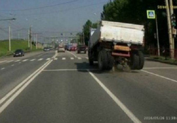 Ovo se gleda u jednom dahu: Ovakvo ludilo se viđa samo u Rusiji, dobro posmatrajte kamion (VIDEO)