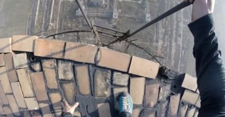 Rumun se popeo na 280 metara visoki dimnjak: Ako se bojite visine, nemojte gledati ovo (VIDEO)