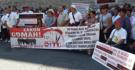 Mirni protesti Udruženja dijaliziranih i transplantiranih bolesnika FBiH