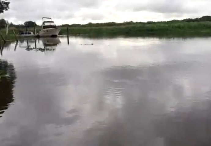 Ovo mirno jezero izgleda sasvim normalno, no onda je na njega istresao malo vode i uslijedio je neviđen prizor (VIDEO)