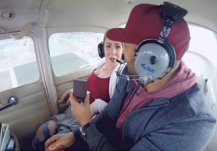 Zaprosio je svoju djevojku dok su letjeli avionom, ono što je uslijedilo pamtit će cijeli život (VIDEO) 