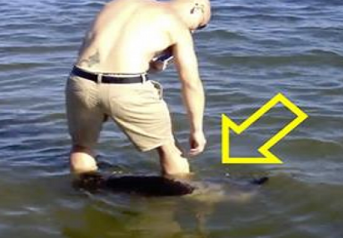 Ušao je u vodu i osjetio da mu se nešto mota oko nogu: Kada je shvatio šta je, nije mogao vjerovati! (VIDEO)