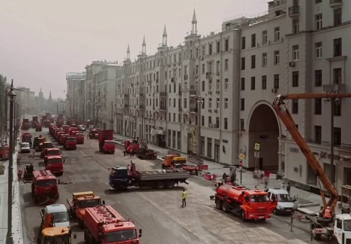 Pogledajte kako Rusi u centru Moskve munjevitom brzinom prave cestu uz pomoć 300 kamiona (VIDEO)