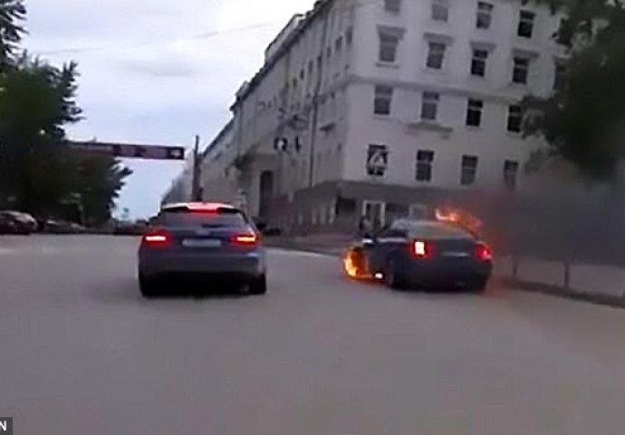 Svi su mislili da je gotov kad mu se auto zapalilo, ali čekajte dok vidite kako se izvukao (VIDEO)
