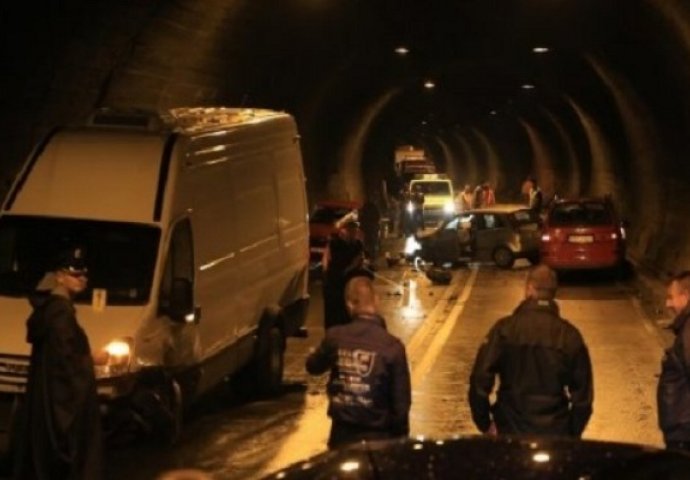 Zbog saobraćajne nesreće u tunelu Vranduk potpuno obustavljen saobraćaj na M-17 Zenica-Žepče