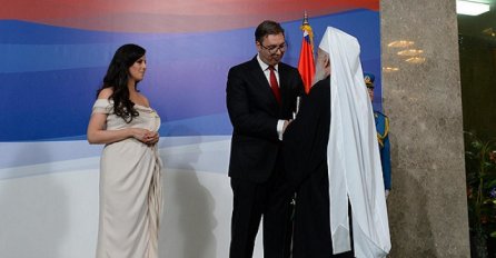 Prvi put zajedno u javnosti: Vučić sa suprugom dočekuje zvanice na inauguraciji