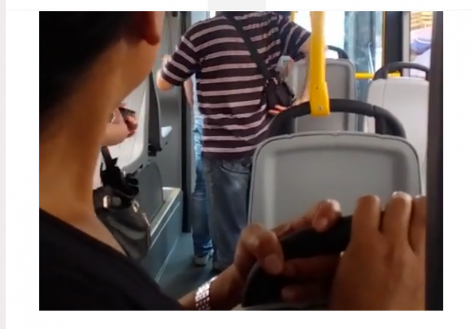 "E, sad ću malo da vas maltretiram, gospodo! Zovite policiju.": Vozač gradskog autobusa zarobio i maltretirao putnike (VIDEO)