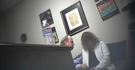 Advokat na sramotan način iskorištavao razvedene žene, postavili su skrivenu kameru u njegovu kancelariju i evo šta su snimili (VIDEO)