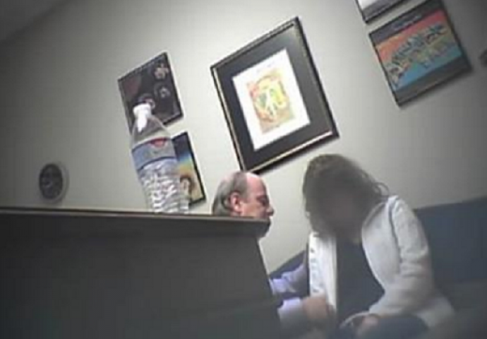 Advokat na sramotan način iskorištavao razvedene žene, postavili su skrivenu kameru u njegovu kancelariju i evo šta su snimili (VIDEO)