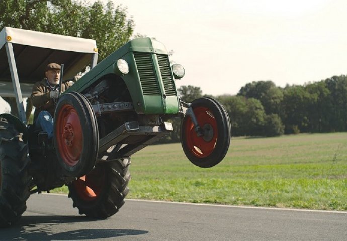 Ovaj čiča je najluđi vozač traktora na svijetu, pogledajte zašto (VIDEO)