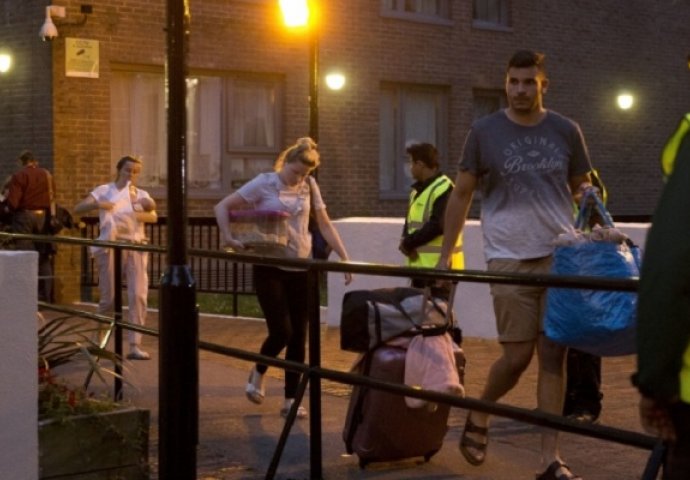 NOĆNA DRAMA U LONDONU! Stanari hitno evakuisani!