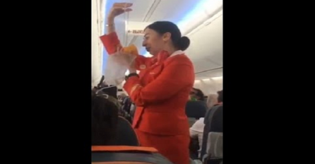 Stjuardesa u avionu počela putnicima davati instrukcije prije leta, no nije znala da će joj se dogoditi ovo (VIDEO)