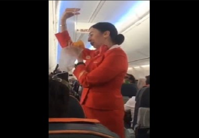 Stjuardesa u avionu počela putnicima davati instrukcije prije leta, no nije znala da će joj se dogoditi ovo (VIDEO)