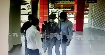 Tri maskirana pljačkaša krenula su da opljačkaju banku, a onda je zaštitar uradio najluđu stvar! (VIDEO