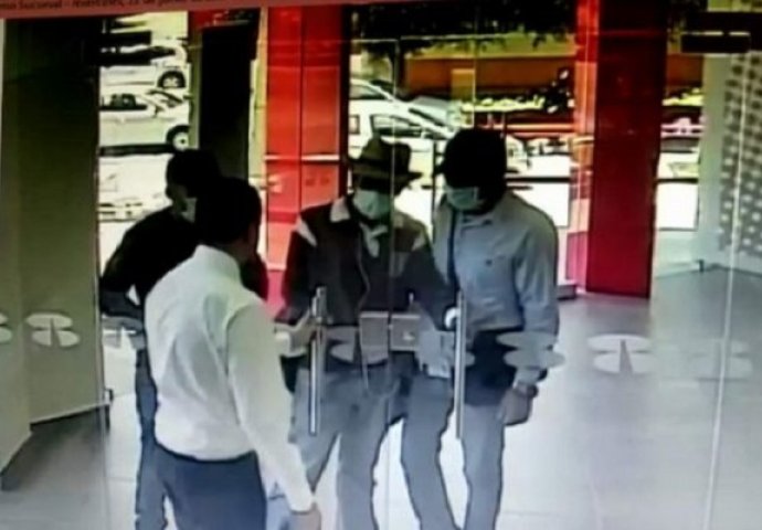 Tri maskirana pljačkaša krenula su da opljačkaju banku, a onda je zaštitar uradio najluđu stvar! (VIDEO