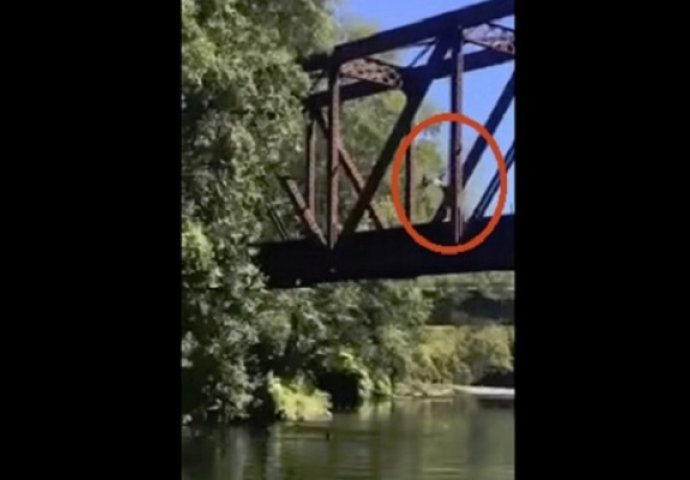 Bacio je 4-godišnje dijete sa mosta iz zabave, a majka je navijala sa strane! (VIDEO)