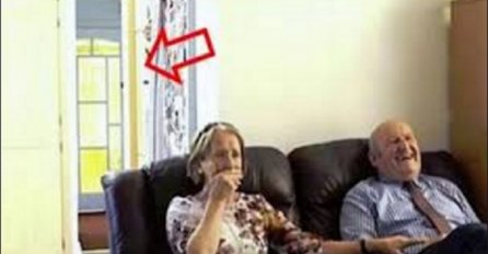 Gledali su fotografije svog novorođenog unuka, ne znajući da je u sobi iza njih! (VIDEO)