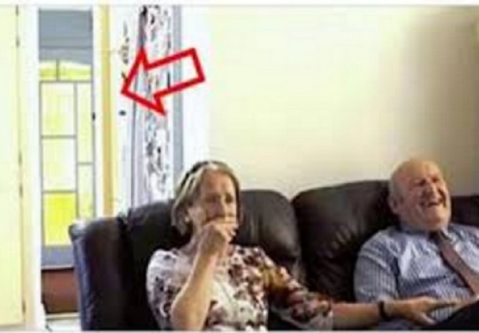 Gledali su fotografije svog novorođenog unuka, ne znajući da je u sobi iza njih! (VIDEO)