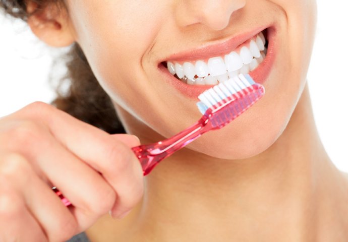 Dok perete zube svi stalno radite ovu stvar,  i tako možete povrijediti desni i oštetiti zubnu gleđ.