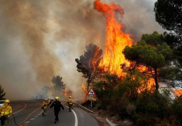DRAMATIČNO U ŠPANIJI: Požari bjesne, masovna evakuacija ljudi! (VIDEO)